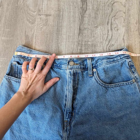 {Levi's} 90s Y2K High Loose Denim Jean Shorts in Medium Wash, Sold at Aritzia - Picture 13 of 15